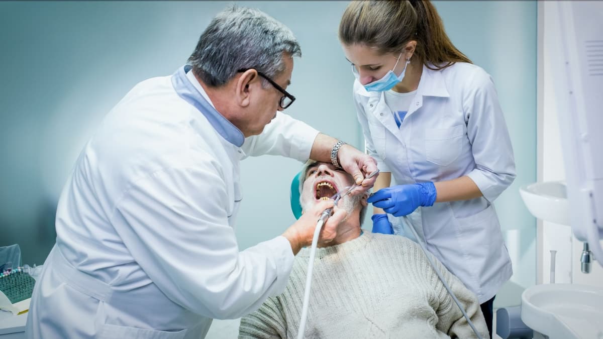 Mientras miles esperan atención, CCSS repone prótesis dentales sin necesidad