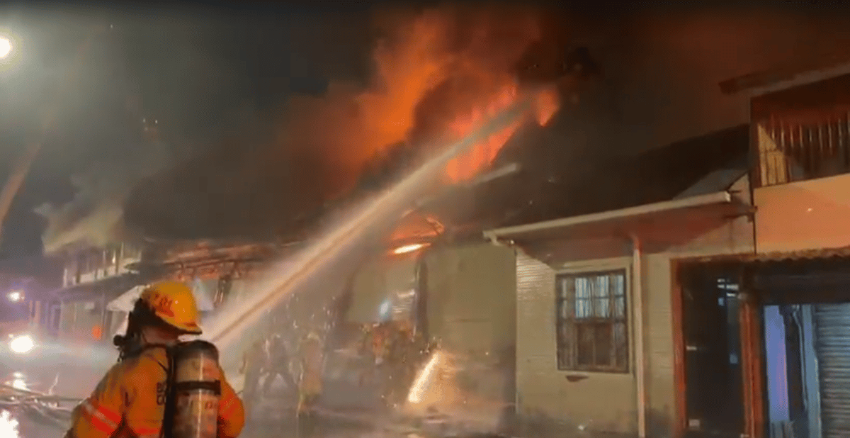 Videos muestran magnitud de incendio en bodega de San José