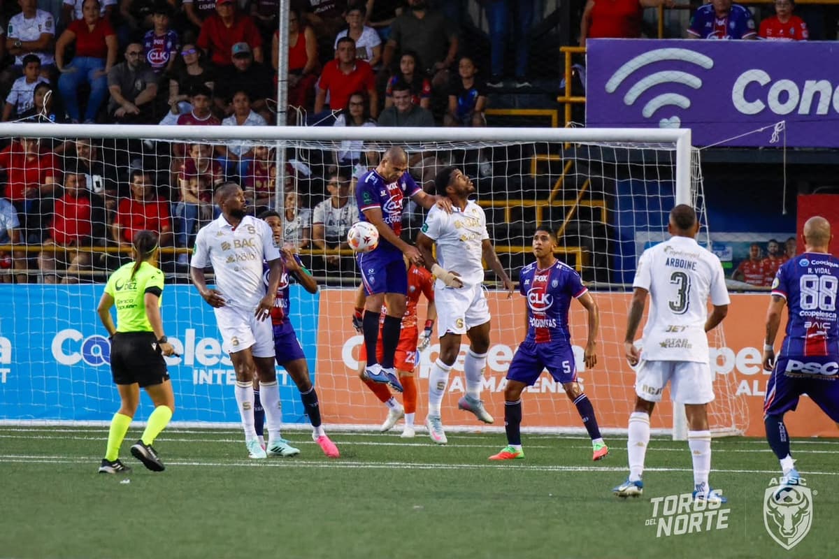 San Carlos celebra ante Saprissa