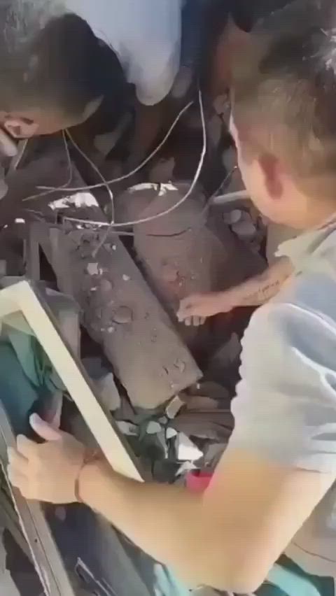 Rescatan a bebé tras terremoto en Colombia