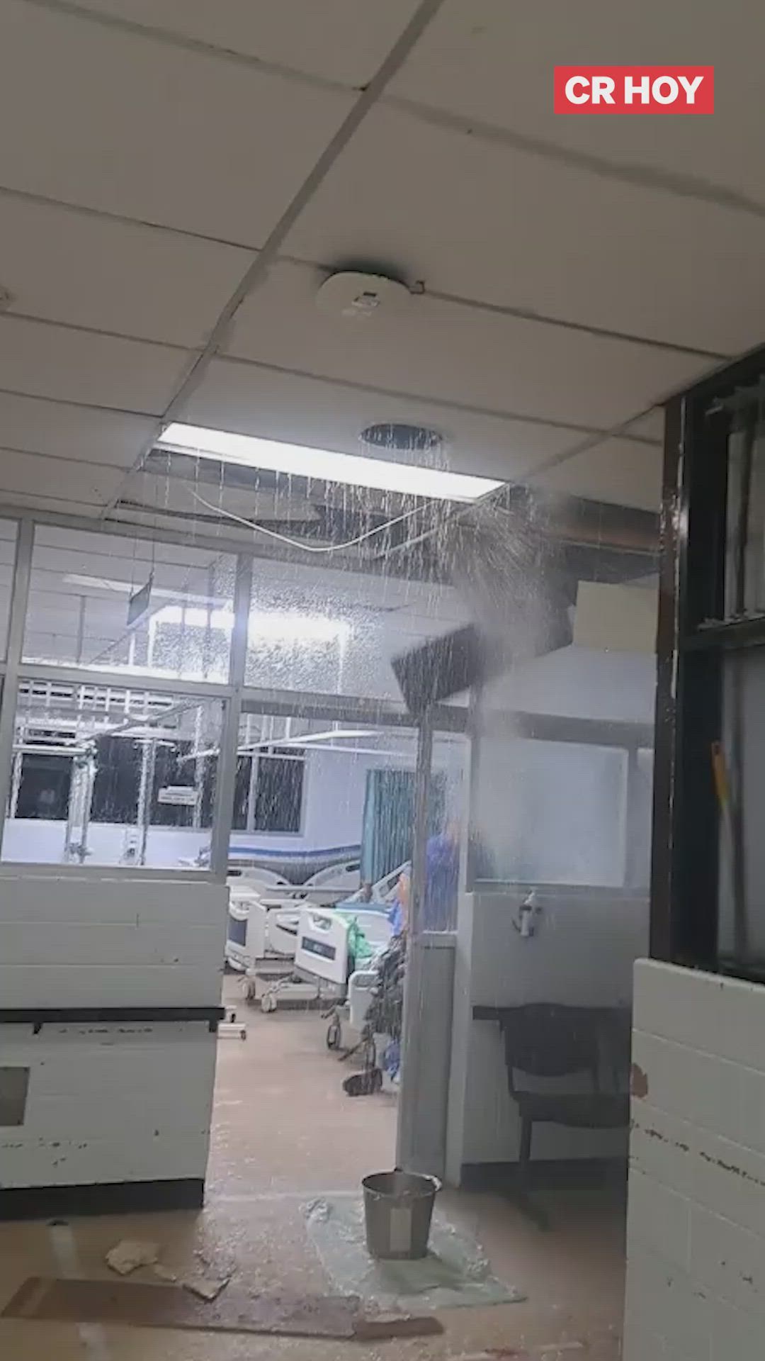 Fuga en tubería causa daños en hospital de Limón