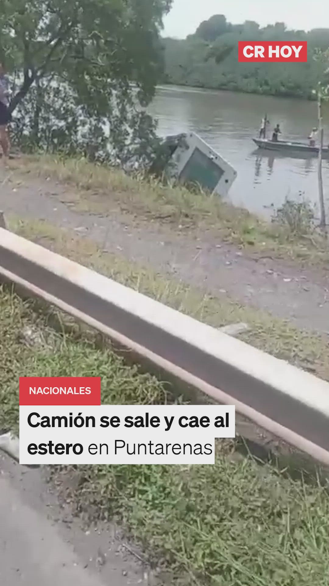 Camión se sale y cae al estero en Puntarenas
