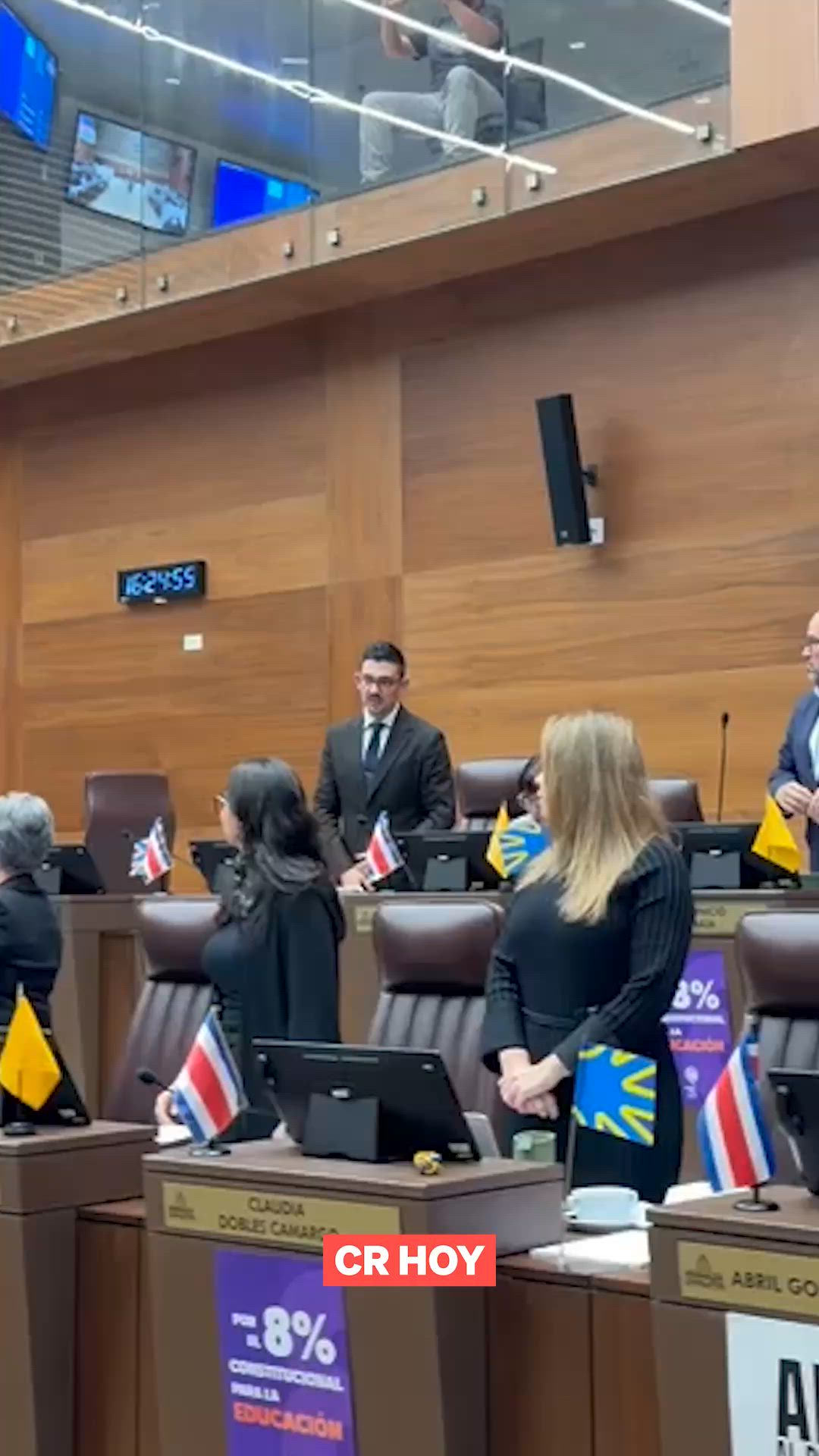 Diputados del PPSO salen en minuto de silencio por tico fallecido