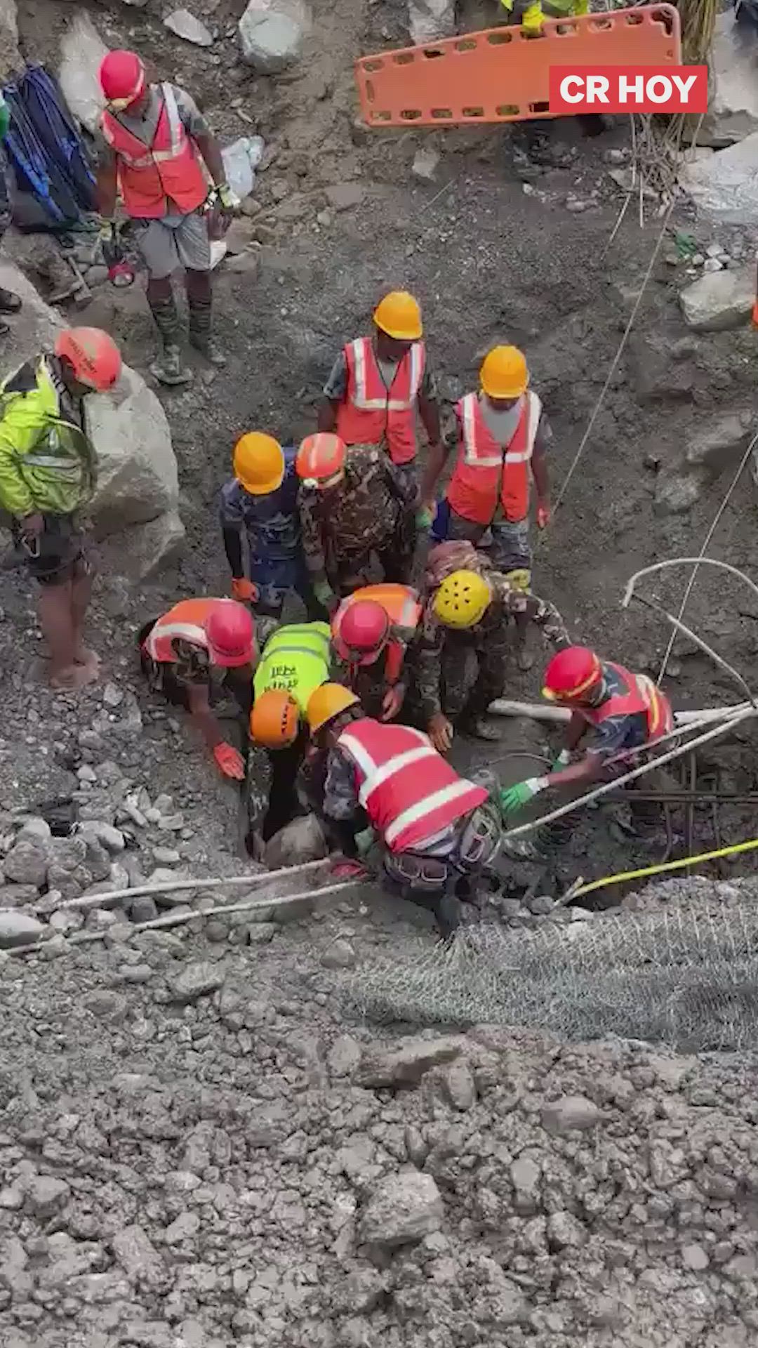 Rescatan a dos trabajadores atrapados en túnel tras deslave en Nepal