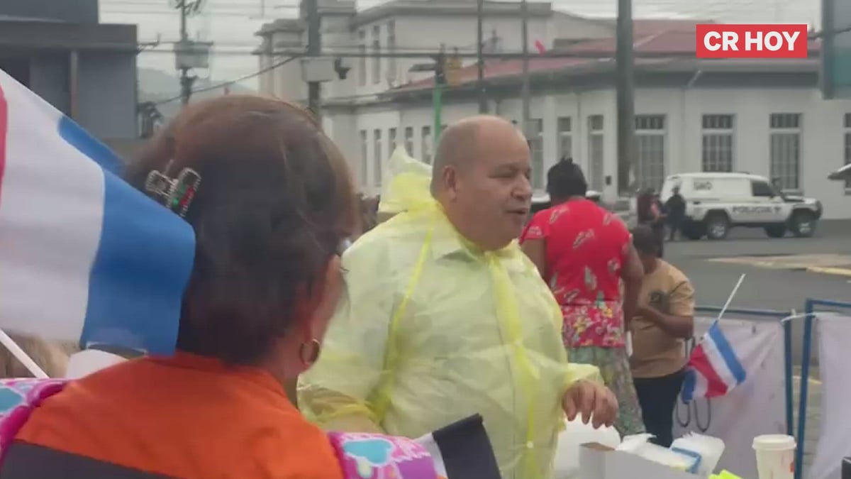 Secretario del PPSO reparte comida y banderas en acto cívico en Cartago