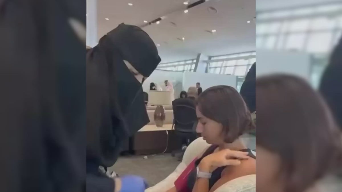 El video de una auxiliar saudita atendiendo a una pasajera del vuelo a Israel se vuelve viral