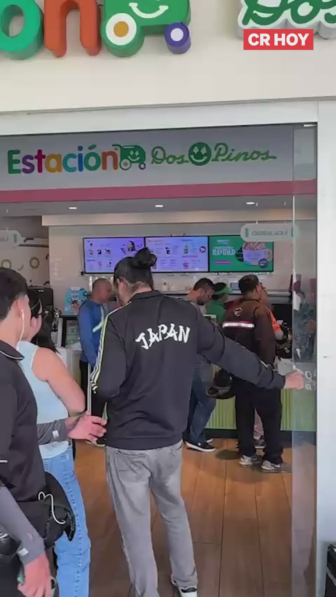 Largas filas para comprar galleta Choco QuQi en Estación Dos Pinos