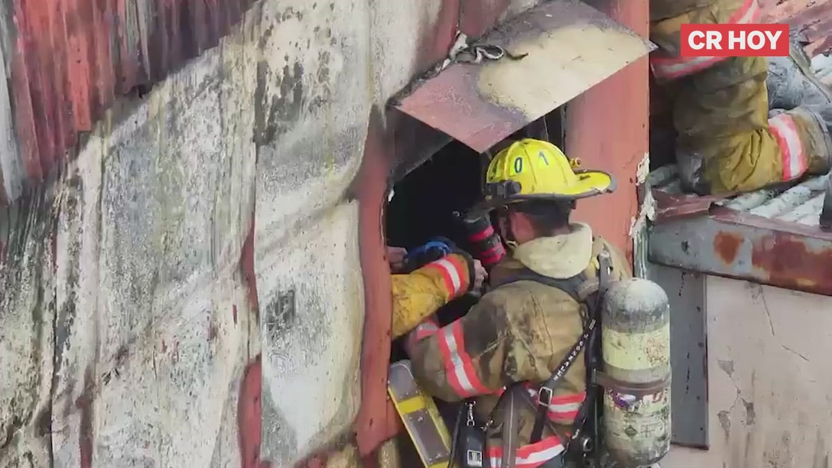 Rescatan a perro durante incendio en una casa