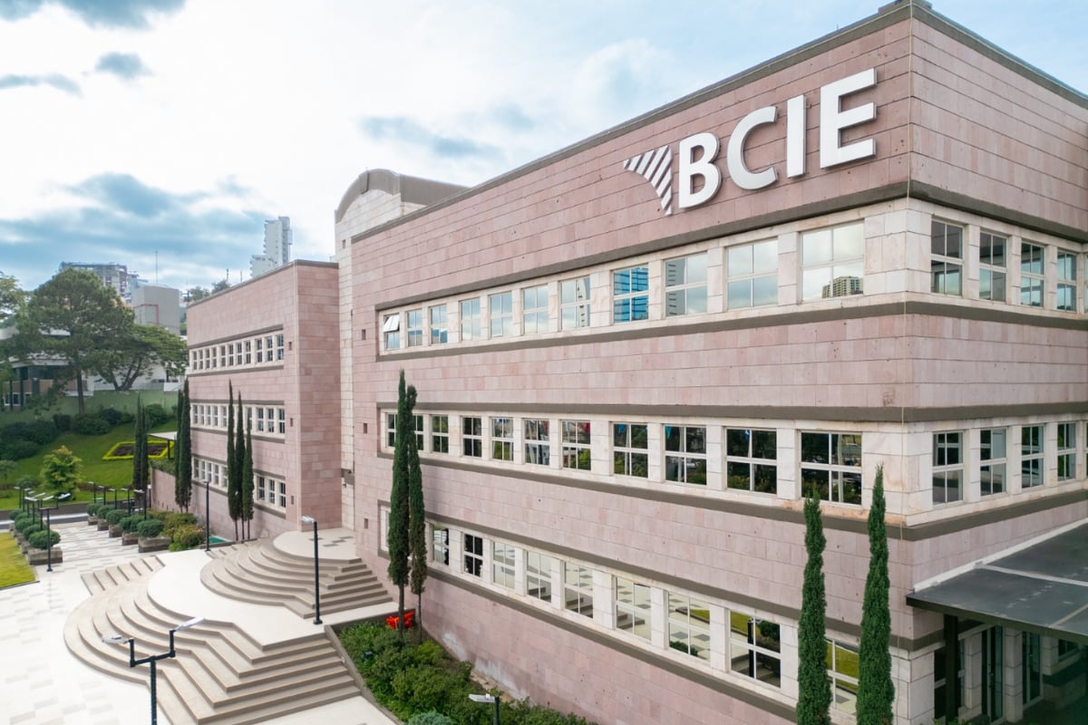 BCIE becó a creador de contenido chavista pese a incumplir requisito de experiencia