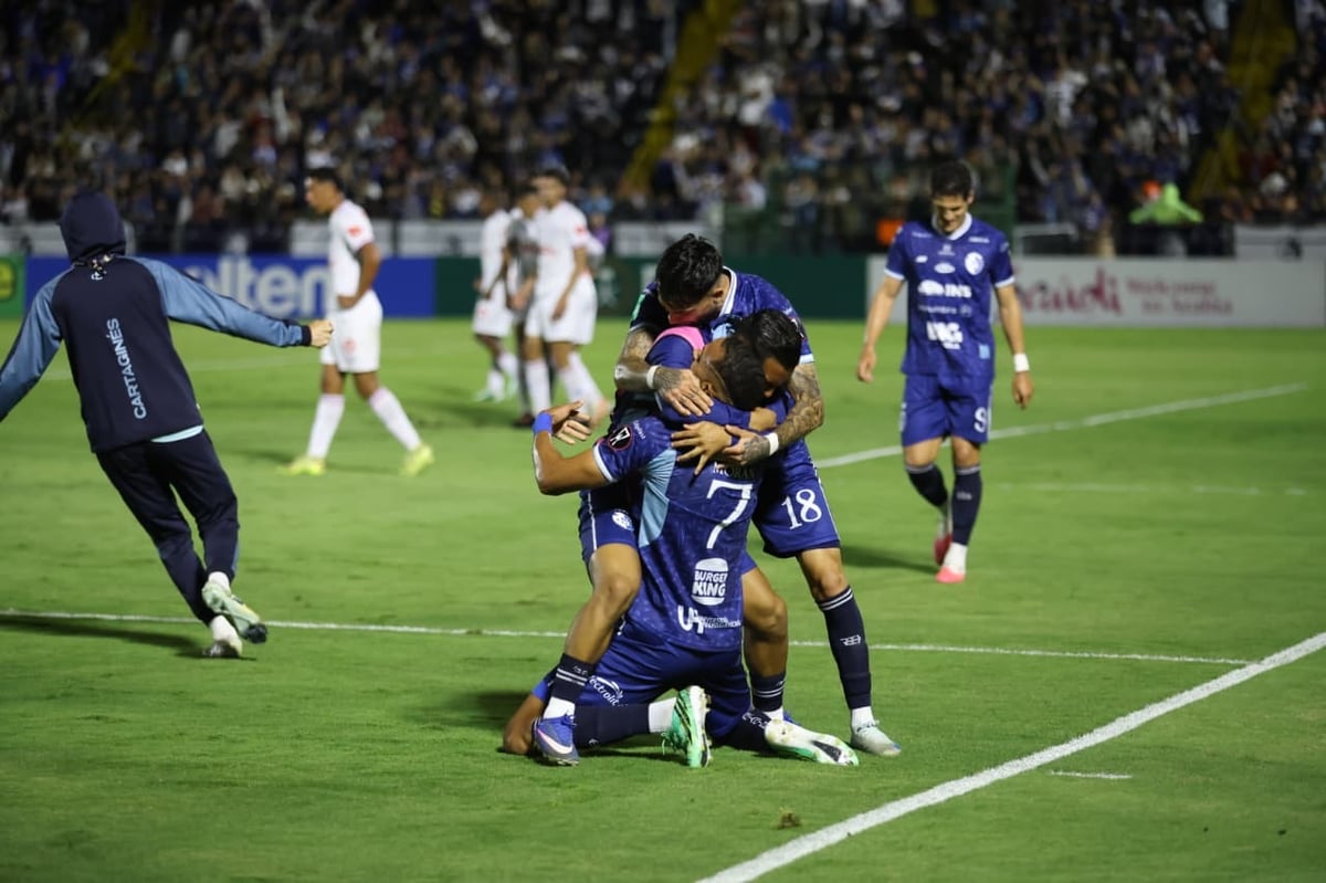 Cartaginés golpea al Olimpia y se acerca a la final de la Centroamericana