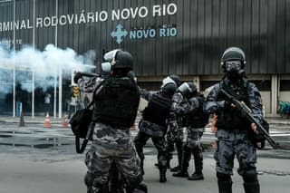 Policías y manifestantes se enfrentaron en el marco de una huelga general en Río de Janeiro. Foto tomada de @jmkarg.