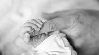 Una mujer de 54 años dio a luz en Grecia a una niña concebida con un embrión que permaneció congelado durante más de 22 años.