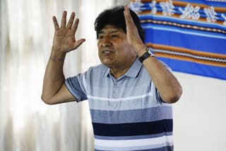 El expresidente de Bolivia, Evo Morales, gesticula mientras habla durante una rueda de prensa en la localidad cocalera de Lauca Eñe, en la región del Chapare, Bolivia, el 12 de agosto de 2025. El expresidente boliviano Evo Morales, al que se le ha prohibido presentarse a las elecciones generales del domingo, ha advertido de que sus seguidores saldrán a las calles si la derecha vuelve al poder después de 20 años.