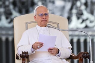 El Papa León XIV observa mientras pronuncia su discurso durante su audiencia general semanal en la plaza de San Pedro del Vaticano, el 17 de septiembre de 2025.