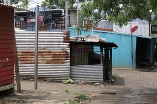 ¿Por qué la pobreza se mantiene estable si el ingreso de los hogares cae?
