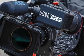 La BBC anunció más de 100 despidos en su división de noticias y el cierre de dos canales como parte de un plan de ahorro de unos $667 millones.