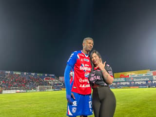 Futbolista tico anuncia que será papá junto a su exprometida