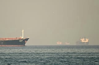 El Estrecho de Ormuz es el principal cuello de botella energético del mundo: por allí pasa cerca del 20% del petróleo global. La escalada entre Estados Unidos, Israel e Irán eleva el riesgo de interrupciones que podrían disparar el crudo por encima de los $100 y encarecer gasolina, alimentos y transporte a nivel mundial.