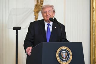 Una foto de AFP que muestra al presidente de Estados Unidos, **Donald Trump**, examinando una representación del **Kennedy Center de Washington aparentemente siendo demolido** generó atención en redes sociales este jueves, después de que el mandatario amenazara con derribar el recinto cultural porque la justicia le ha impedido añadir su nombre. En la imagen exclusiva, captada por el fotógrafo de AFP **Brendan Smialowski** el miércoles por la noche en la Base Conjunta Andrews, se ve a Trump a través de las ventanas del Air Force One mientras sostiene un cartel con un texto visible en rojo que reza: **“Kennedy Center DEMOLIS...”**. El resto de la palabra está oculto por el marco de la ventana del avión, pero Trump ha hablado públicamente de la posibilidad de derribar el recinto en Washington. Debajo de las palabras aparece una imagen de un **vehículo de construcción amarillo recogiendo escombros**, lo que da al cartel la apariencia de representar la demolición del edificio. Las fotos de AFP fueron vistas millones de veces en redes sociales y ocuparon titulares en varios medios estadounidenses. También fueron incluidas como evidencia en un escrito judicial presentado el jueves por **Joyce Beatty**, congresista demócrata de Ohio y miembro del consejo del Kennedy Center, quien impugna los cambios impulsados por Trump en la institución. La Casa Blanca no respondió de inmediato a una solicitud de comentarios de AFP. Trump ha insistido en que el Kennedy Center necesita **renovaciones multimillonarias** y ha planteado que, si no se realizan, el recinto podría terminar cerrado o demolido. El mandatario se convirtió en presidente de la junta del centro poco después de iniciar su segundo mandato. La institución lleva el nombre del expresidente **John F. Kennedy**, quien fue asesinado en 1963. La junta del recinto votó en diciembre para llamarlo **“Centro Trump-Kennedy”** e instaló un cartel con su nombre. Sin embargo, un juez ordenó retirar el nombre de Trump del exterior y revocó la decisión de la junta de rebautizar la institución. Los trabajadores retiraron el nombre del edificio en junio, aunque los andamios y las lonas permanecen desde entonces.