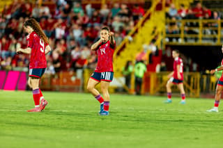 Priscila Chinchilla con La Sele. Cortesía Fedefútbol.