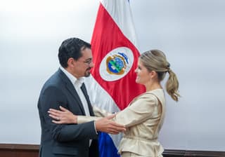 Villalta: “¿Dónde está el narco, presidenta? En fotos de su entorno”