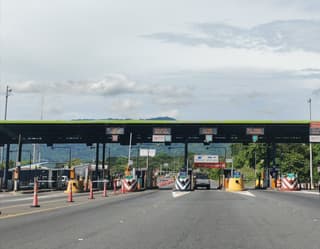 Motociclista muere al chocar contra barrera en ruta 27