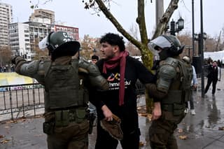 Manifestantes en Chile contra el gobierno de José Antonio Kast. AFP