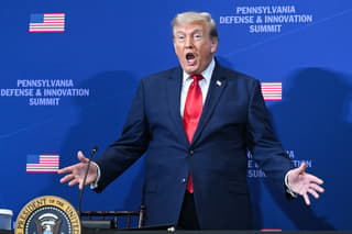 Investigan a operador de teleprónter de la Casa Blanca por presuntas apuestas relacionadas con Trump