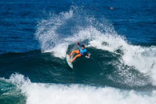 Brisa Hennesy surfeando.