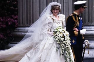 La diseñadora del vestido de bodas de la princesa Diana recreó el icónico velo