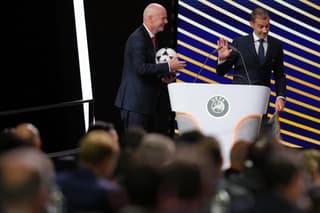 Presidente de la FIFA, Gianni Infantino, junto al presidente de la UEFA, Aleksander Ceferin. (Photo by Pau BARRENA / AFP)