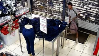 (Video) Hombre se tiró al piso para huir con jeans robados de una tienda