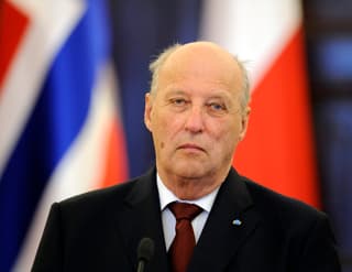 Norway's King Harald V makes a statement with the Polish president on May 9, 2012 during a welcoming ceremony at the presidential palace in Warsaw. The Norwegian royal couple is on an official, three-day visit to Poland. AFP PHOTO / JANEK SKARZYNSKI (Photo by JANEK SKARZYNSKI / AFP)