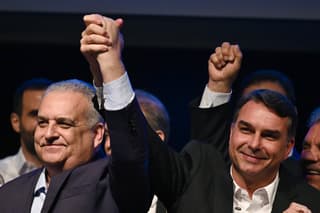 Flávio Bolsonaro (derecha) presentó al diputado Alfredo Gaspar como su compañero de fórmula para las elecciones presidenciales de octubre en Brasil.