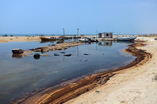 Una mancha de petróleo llegó a la isla iraní de Qeshm, en el estrecho de Ormuz.AFP