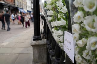 Rector de Cambridge denuncia “vorágine racista” en torno al profesor fallecido