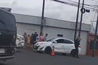 Matan a balazos a hombre dentro de un carro parqueado cerca de gasolinera