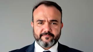 Abogado Cristian Arguedas sale de centro penal luego de que tribunal revocara la prisión preventiva