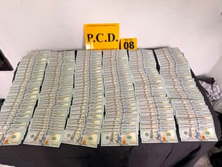 Decomisan $20 mil y dos carros en casa ligada a detenidos por transportar droga para cartel mexicano