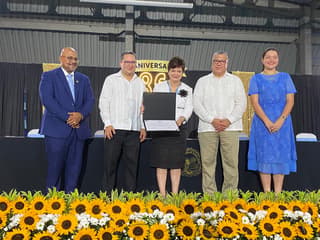 Presidenta del TSE recibe reconocimiento de UCR por su aporte al país