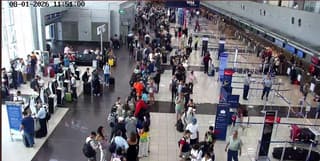 Caída en sistemas informáticos provoca retrasos migratorios este sábado