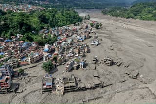(Video) Inundaciones arrasan paso fronterizo entre Tíbet y Nepal: 384 turistas desaparecidos