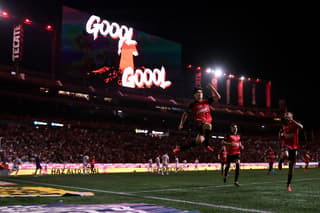 Gilberto Mora celebra ante Keylor Navas. (Photo by Guillermo Arias / AFP)