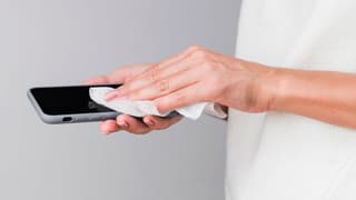 Conozca los productos que debería utilizar para limpiar su teléfono.