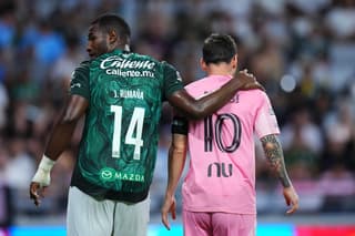 Jhohan Romaña con Lionel Messi. (Photo by Rich Storry / GETTY IMAGES NORTH AMERICA / Getty Images via AFP)