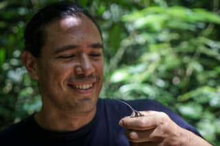 Marcelo busca conocer más a fondo a los colibríes.