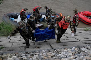 Tragedia en Nepal alcanza ya los 900 muertos: “Es un desastre inimaginable”