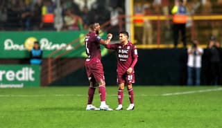 Kendall Waston celebra con Gerson Torres. Foto: Joel Morales