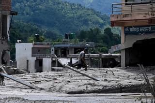 Deslaves entre Nepal y el Tíbet suman ya 273 muertos y más de 1.300 desaparecidos