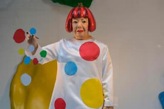 ¿Quién era Yayoi Kusama, la reconocida artista japonesa que conquistó el mundo del arte?